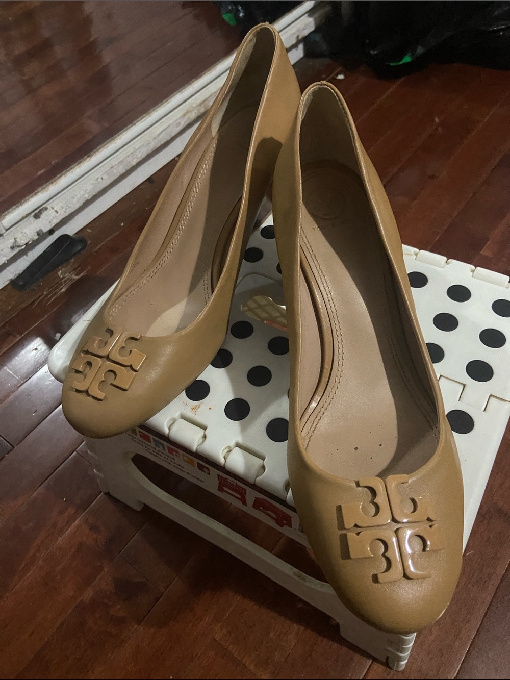 Tory Burch Tan Leather Logo Round-Toe Wedge Heels. Size 11 - Picture 5 of 6